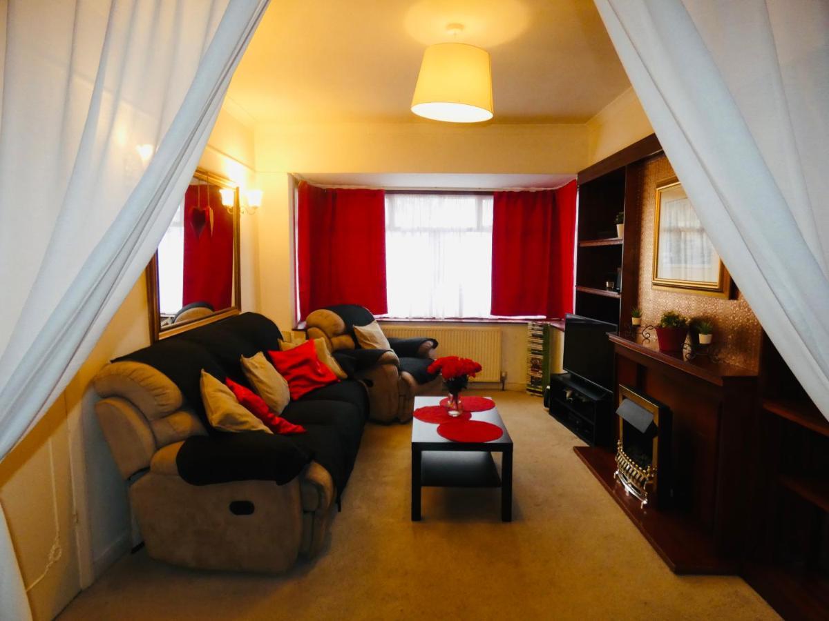 Spacious 3 Bed House With Parking & Good Transport South Norwood المظهر الخارجي الصورة